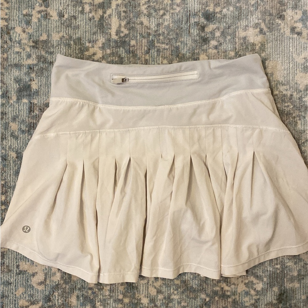 Lululemon white tennis skirt, great condition, size 2